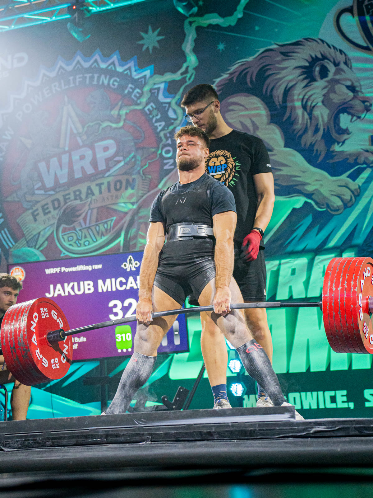 Jakub Micał w martwym ciągu na scenie WRPF